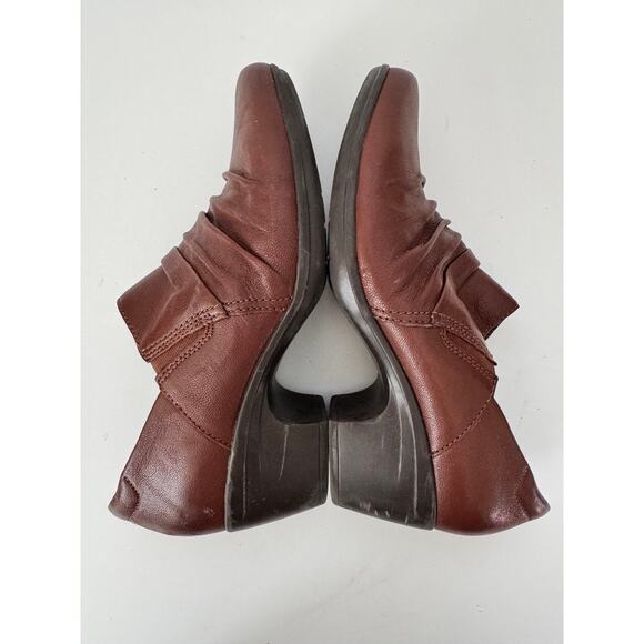 CLARKS Womens 8.5 Slip-On Heels  Brown Leather Comfort Low Heel Work Shoes - Picture 7 of 9